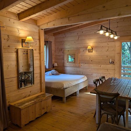 Les Cabanes Dans Les Bois Logis Hotel Villedubert Bagian luar foto