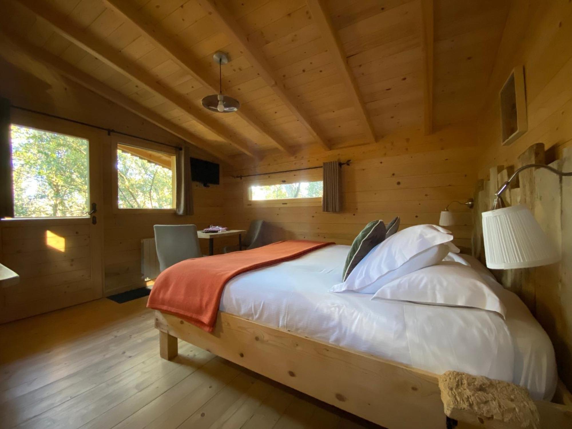 Les Cabanes Dans Les Bois Logis Hotel Villedubert Bagian luar foto