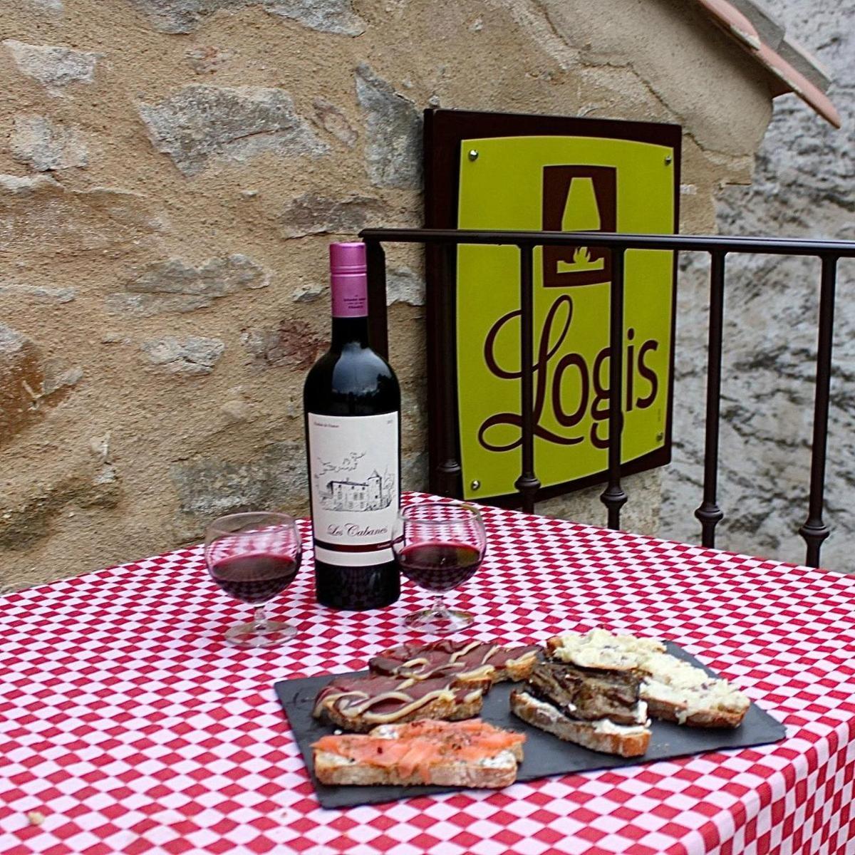 Les Cabanes Dans Les Bois Logis Hotel Villedubert Bagian luar foto