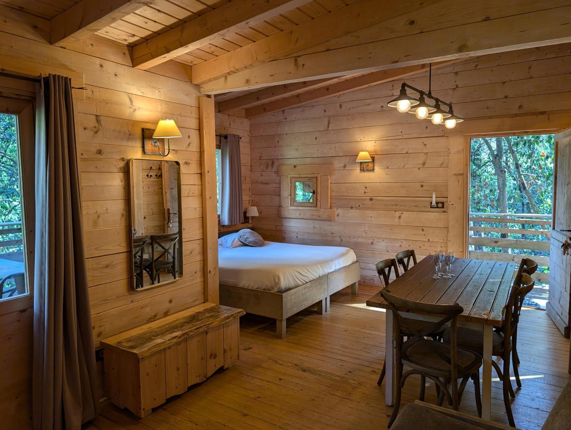 Les Cabanes Dans Les Bois Logis Hotel Villedubert Bagian luar foto