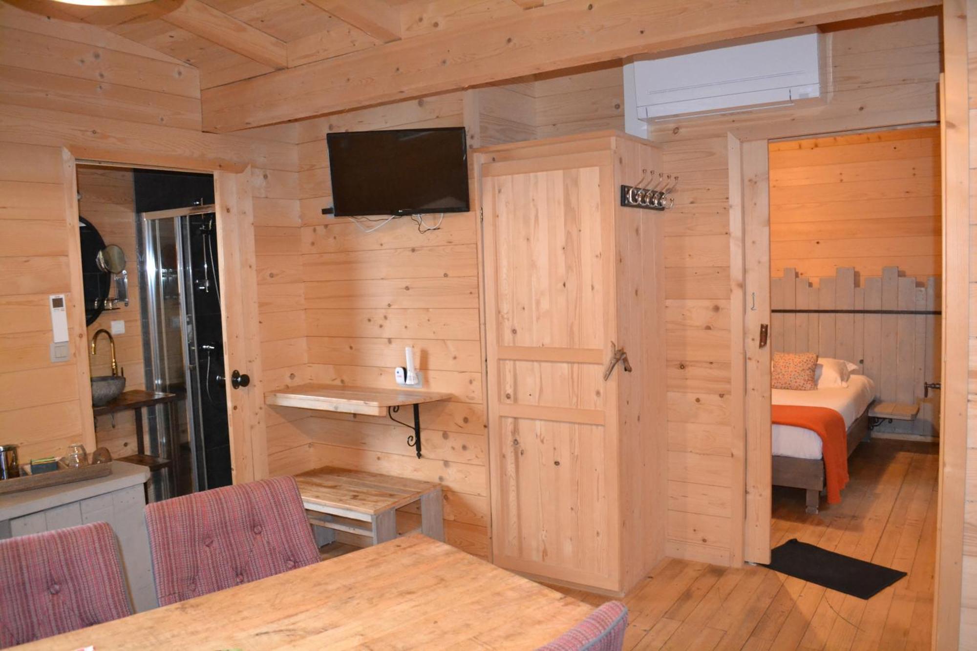 Les Cabanes Dans Les Bois Logis Hotel Villedubert Bagian luar foto