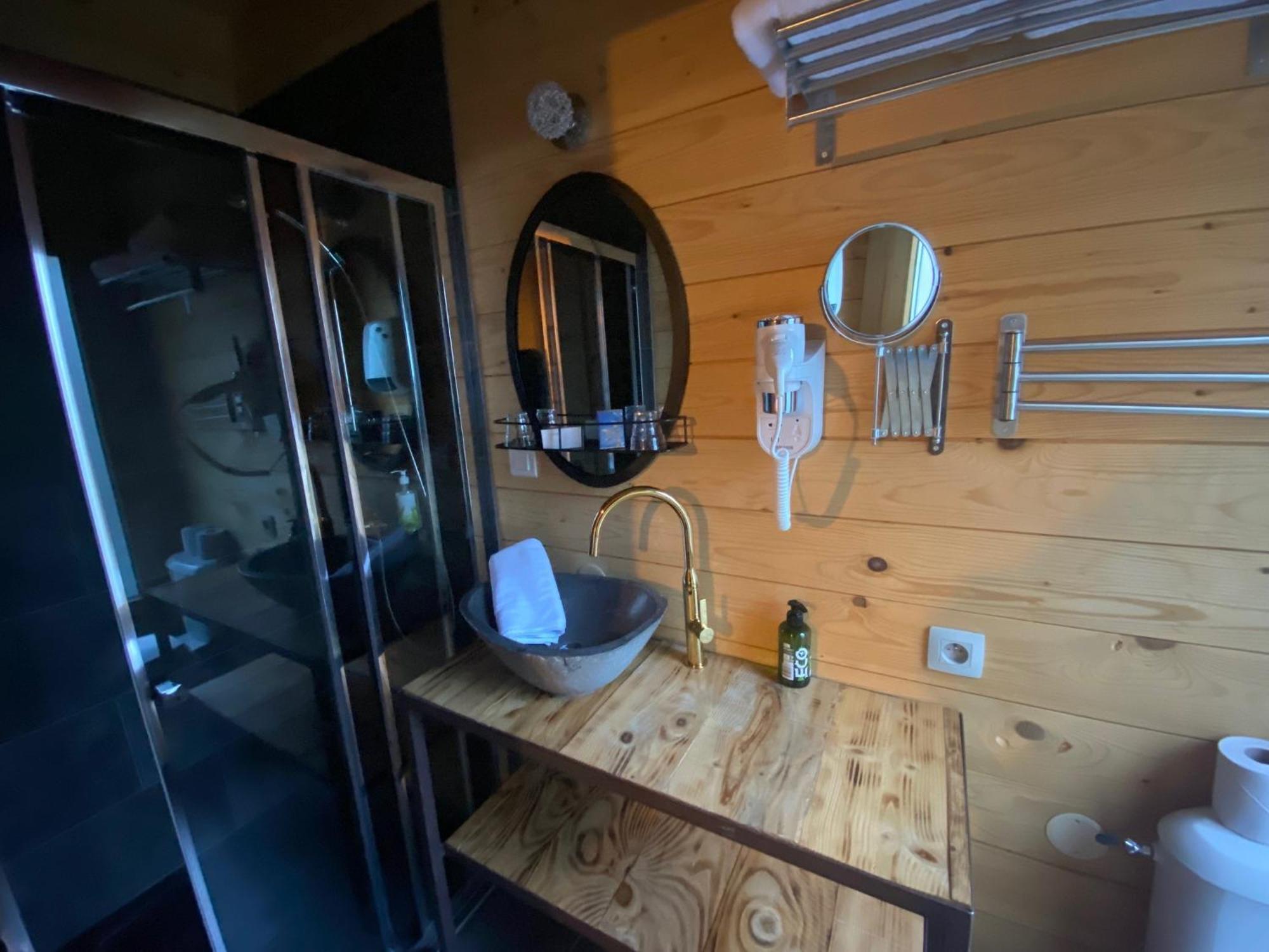 Les Cabanes Dans Les Bois Logis Hotel Villedubert Bagian luar foto