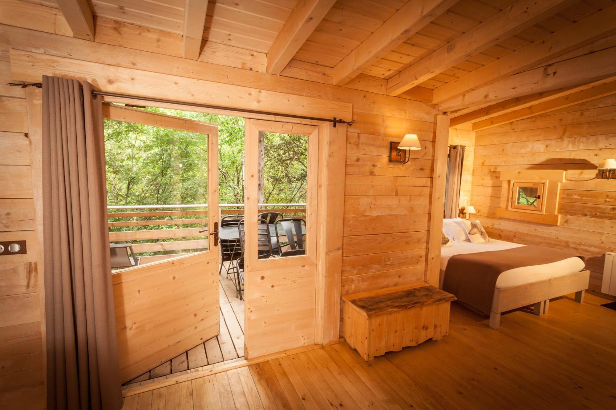 Les Cabanes Dans Les Bois Logis Hotel Villedubert Bagian luar foto