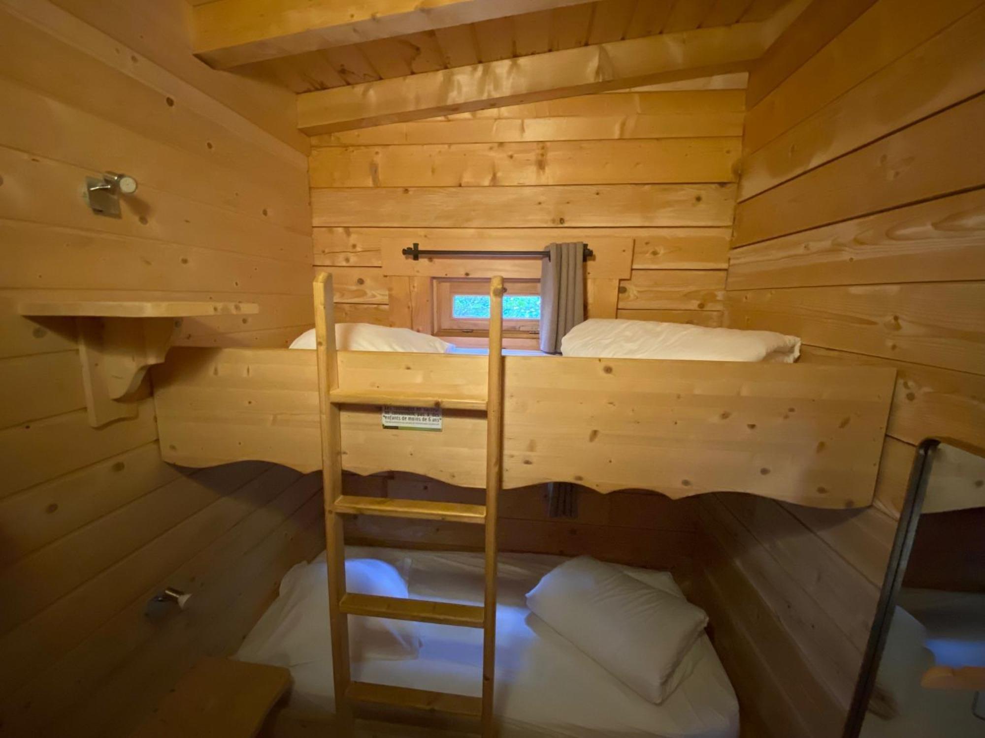 Les Cabanes Dans Les Bois Logis Hotel Villedubert Bagian luar foto