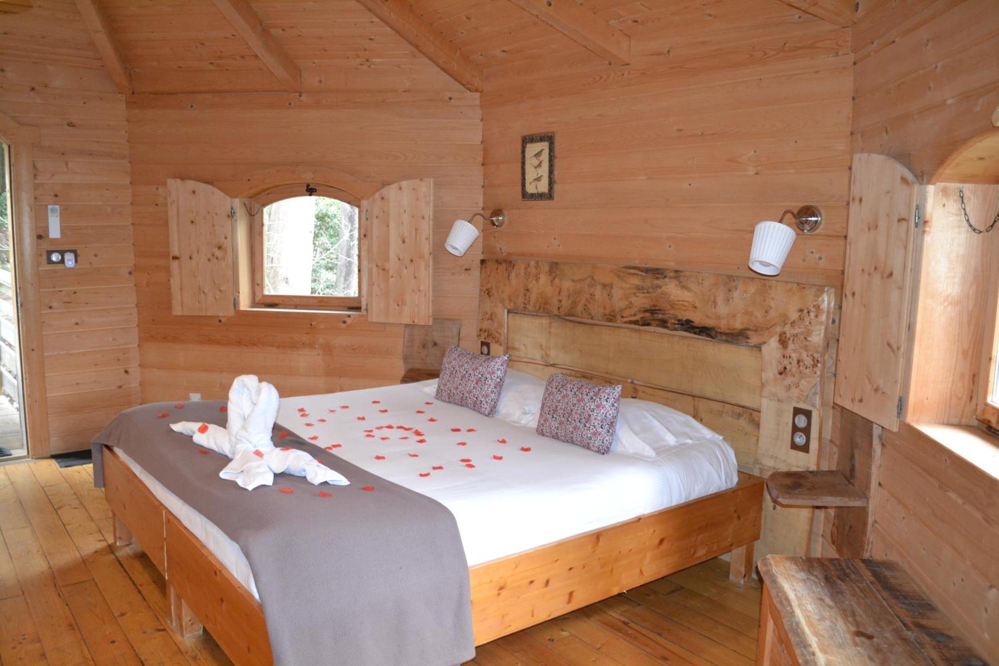 Les Cabanes Dans Les Bois Logis Hotel Villedubert Bagian luar foto