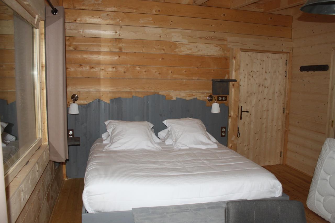 Les Cabanes Dans Les Bois Logis Hotel Villedubert Bagian luar foto