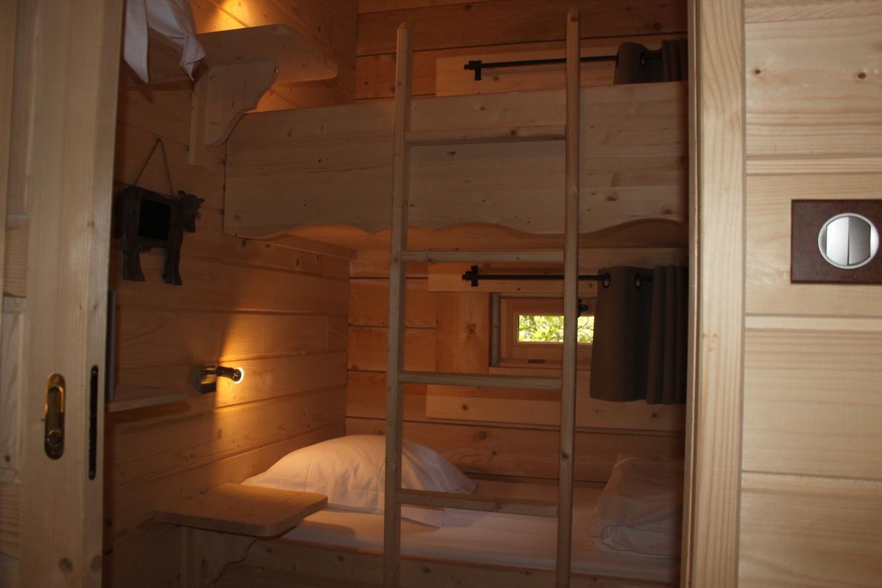 Les Cabanes Dans Les Bois Logis Hotel Villedubert Bagian luar foto