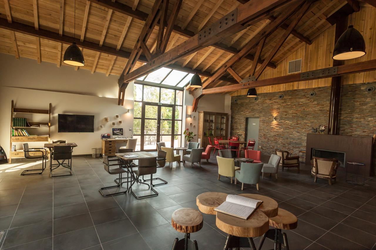 Les Cabanes Dans Les Bois Logis Hotel Villedubert Bagian luar foto