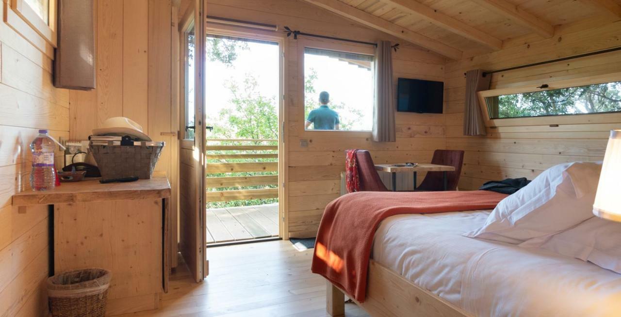 Les Cabanes Dans Les Bois Logis Hotel Villedubert Bagian luar foto