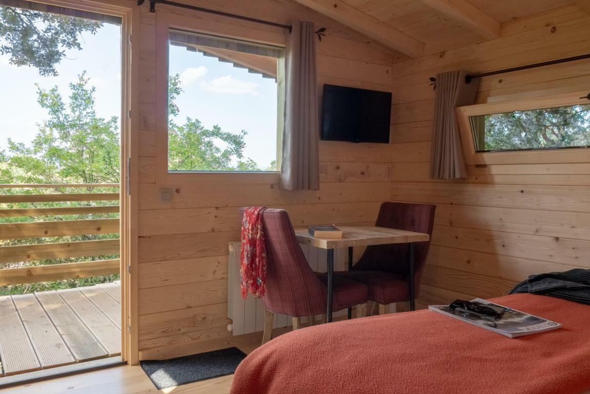Les Cabanes Dans Les Bois Logis Hotel Villedubert Bagian luar foto